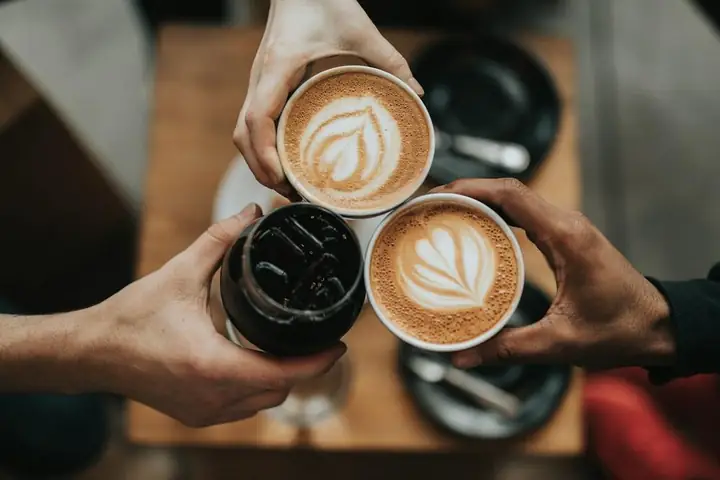 Um filtro de caf&eacute; a verter para uma jarra de vidro.