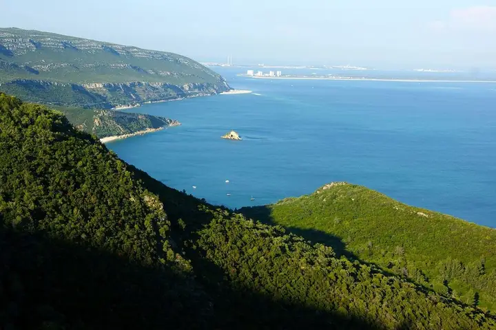 Uma quinta de casamentos na Arr&aacute;bida, com capela em pedra e olival.